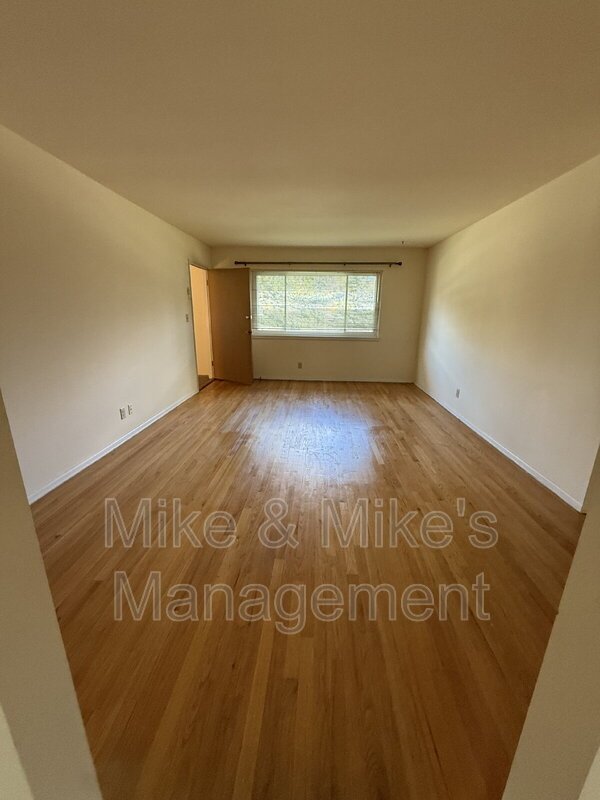 Large 2-Bedroom Apartment in Elm Grove Village property image