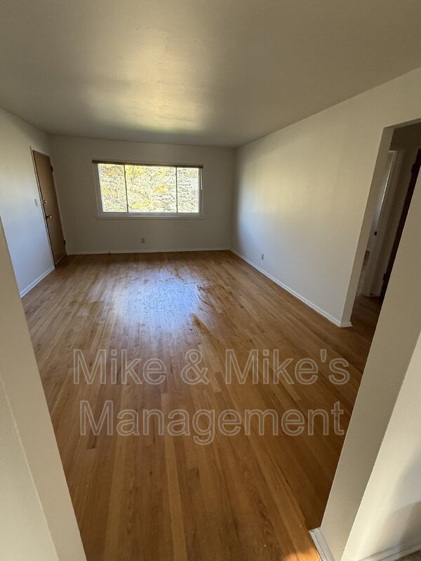 Large 2-Bedroom Apartment in Elm Grove Village property image