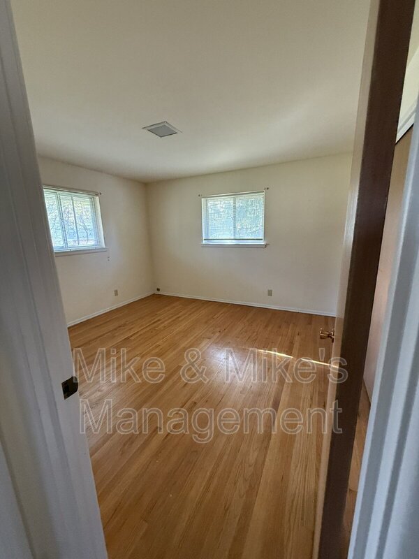 Large 2-Bedroom Apartment in Elm Grove Village property image