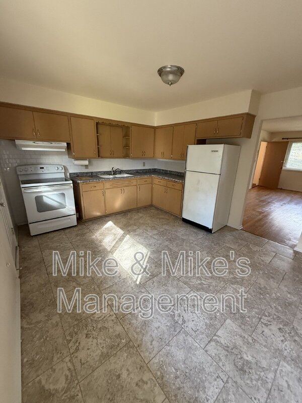 Large 2-Bedroom Apartment in Elm Grove Village property image