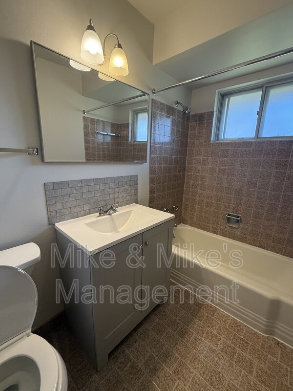 Large 2-Bedroom Apartment in Elm Grove Village property image