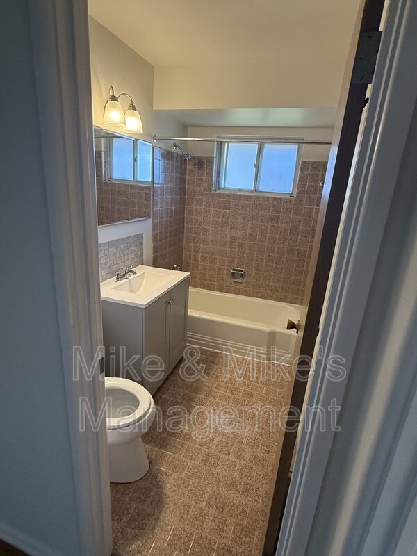 Large 2-Bedroom Apartment in Elm Grove Village property image